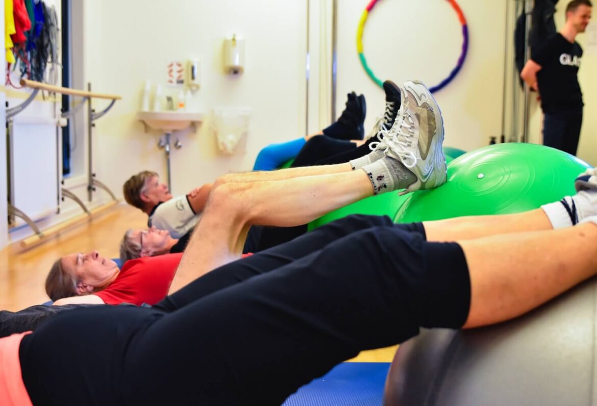 덴마크 GLA:D 운동 중 코어 운동 #2. 상체들기 운동 모습